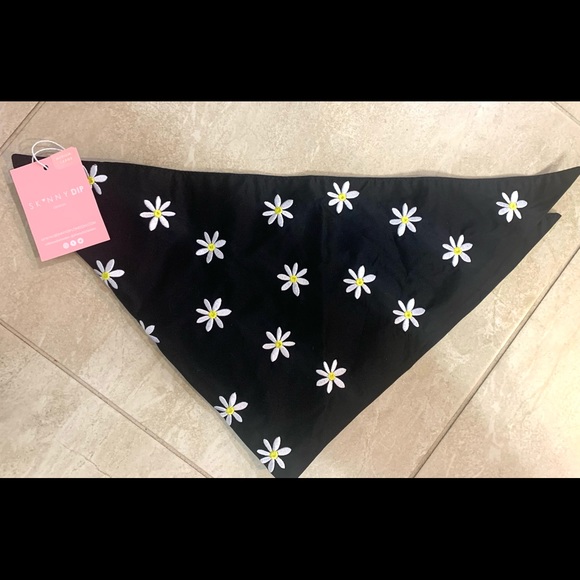 Francesca’s Collections Mable and James Daisy print bandana - Picture 4 of 6